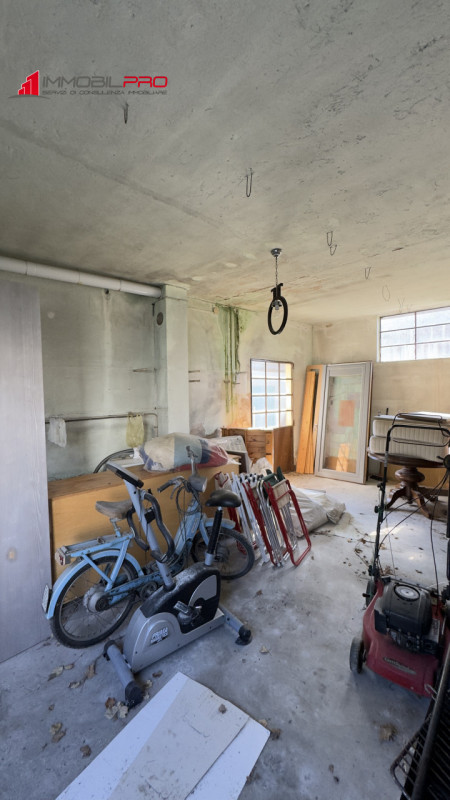 Casa singola degli anni ’50 situata in via Fusara a Carrè (VI), caratterizzata da ottima struttur...