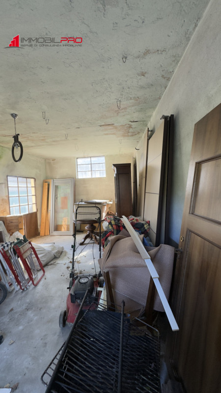 Casa singola degli anni ’50 situata in via Fusara a Carrè (VI), caratterizzata da ottima struttur...