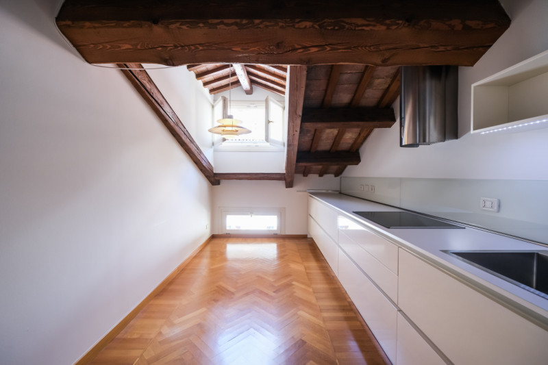 Nel cuore del centro storico, all’interno di una palazzina servita da ascensore composta da sole ...