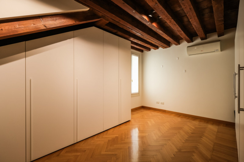 Nel cuore del centro storico, all’interno di una palazzina servita da ascensore composta da sole ...