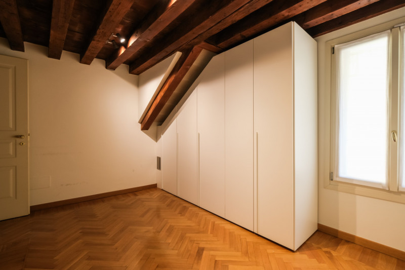 Nel cuore del centro storico, all’interno di una palazzina servita da ascensore composta da sole ...