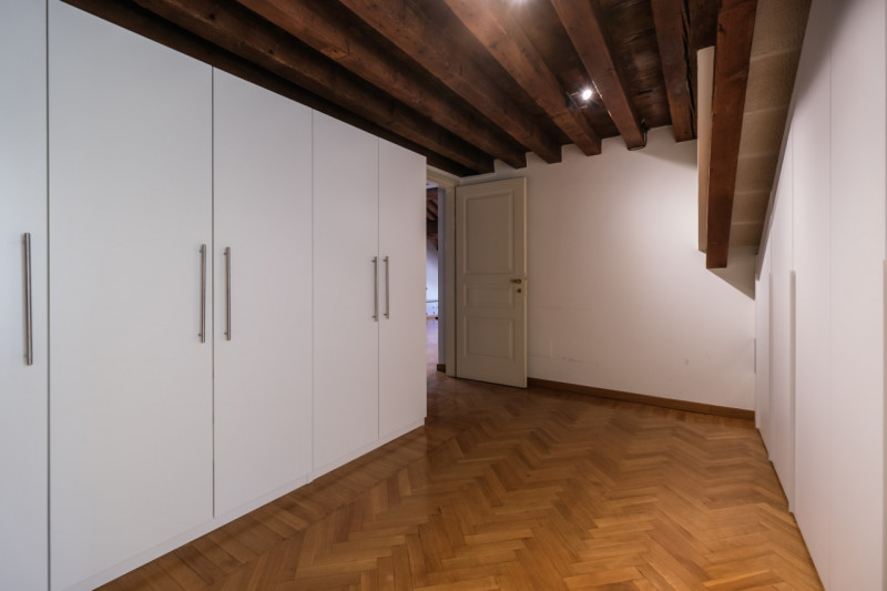 Nel cuore del centro storico, all’interno di una palazzina servita da ascensore composta da sole ...