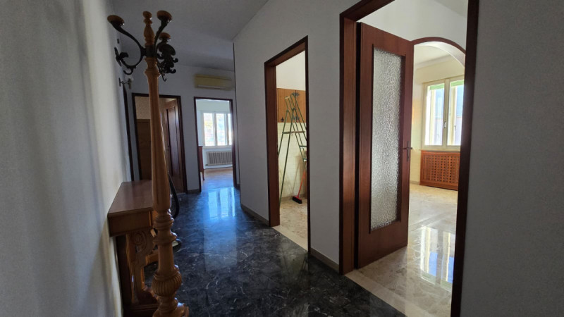 Cerchi una casa spaziosa, versatile e in posizione centrale, ideale per famiglie numerose o per c...