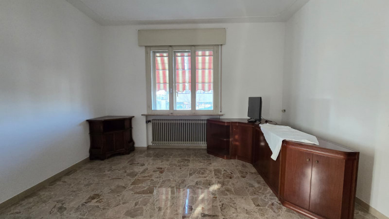 Cerchi una casa spaziosa, versatile e in posizione centrale, ideale per famiglie numerose o per c...