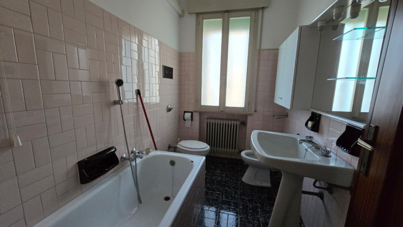 Cerchi una casa spaziosa, versatile e in posizione centrale, ideale per famiglie numerose o per c...