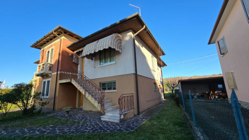 Cerchi una casa spaziosa, versatile e in posizione centrale, ideale per famiglie numerose o per c...