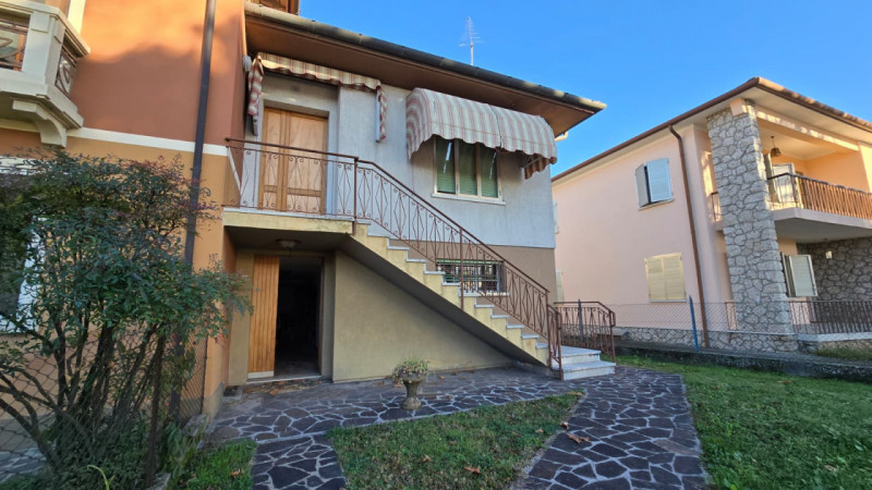 Cerchi una casa spaziosa, versatile e in posizione centrale, ideale per famiglie numerose o per c...