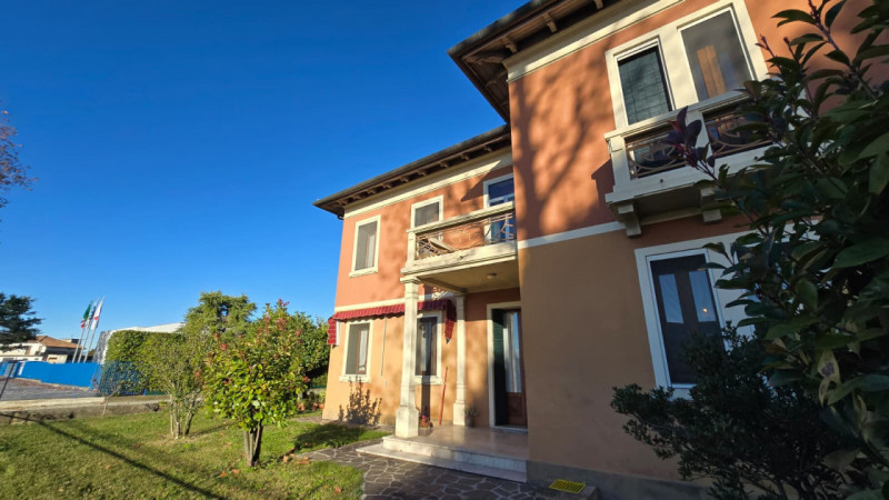 Cerchi una casa spaziosa, versatile e in posizione centrale, ideale per famiglie numerose o per c...