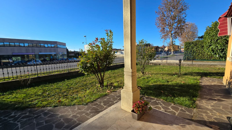 Cerchi una casa spaziosa, versatile e in posizione centrale, ideale per famiglie numerose o per c...