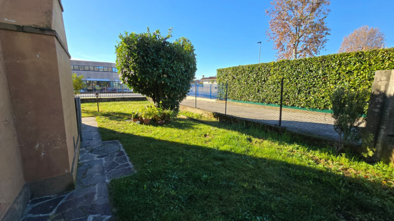 Cerchi una casa spaziosa, versatile e in posizione centrale, ideale per famiglie numerose o per c...