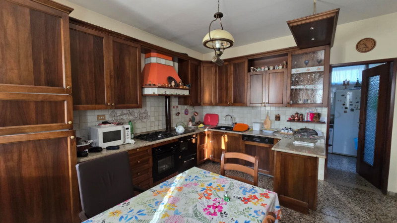 Cerchi una casa spaziosa, versatile e in posizione centrale, ideale per famiglie numerose o per c...