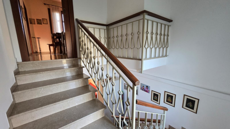 Cerchi una casa spaziosa, versatile e in posizione centrale, ideale per famiglie numerose o per c...