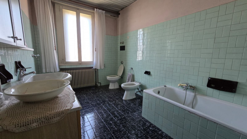 Cerchi una casa spaziosa, versatile e in posizione centrale, ideale per famiglie numerose o per c...