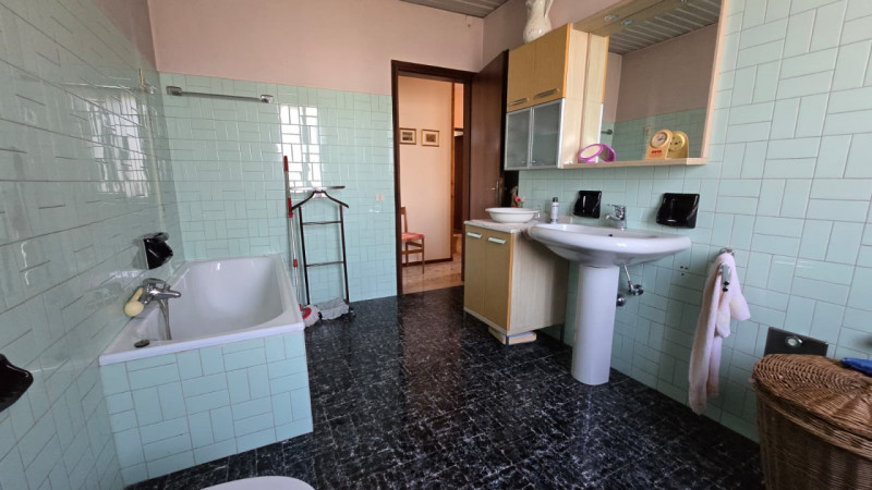 Cerchi una casa spaziosa, versatile e in posizione centrale, ideale per famiglie numerose o per c...