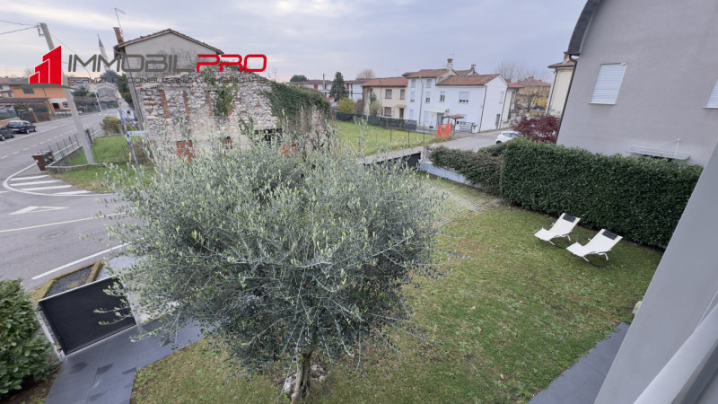 In una delle zone residenziali più apprezzate di Zanè (VI) proponiamo appartamento bicamere al pi...