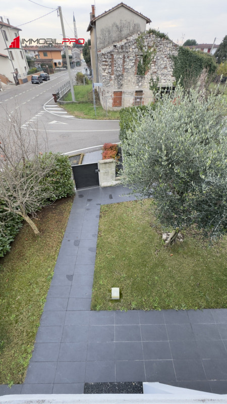 In una delle zone residenziali più apprezzate di Zanè (VI) proponiamo appartamento bicamere al pi...