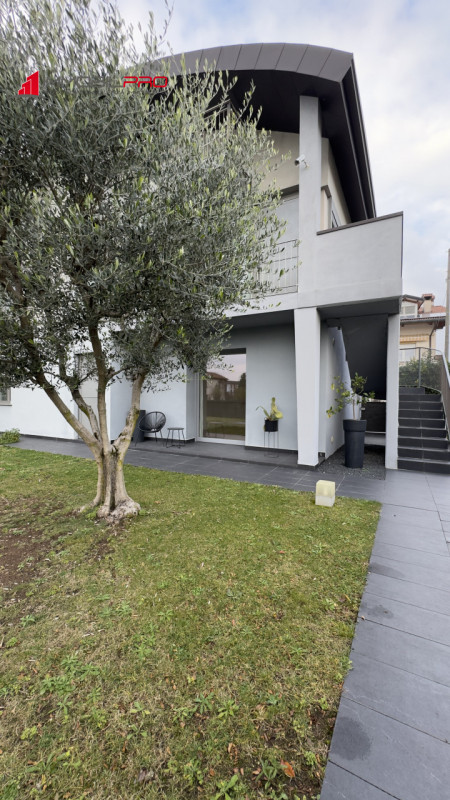 In una delle zone residenziali più apprezzate di Zanè (VI) proponiamo appartamento bicamere al pi...