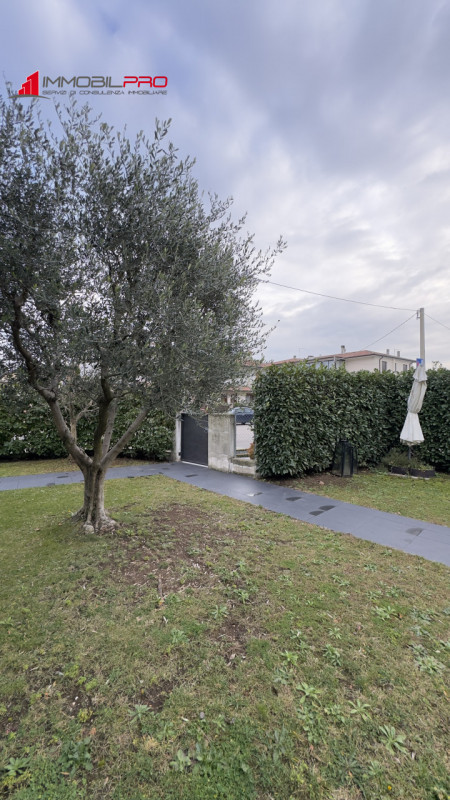 In una delle zone residenziali più apprezzate di Zanè (VI) proponiamo appartamento bicamere al pi...