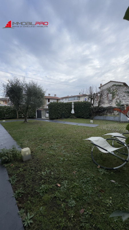 In una delle zone residenziali più apprezzate di Zanè (VI) proponiamo appartamento bicamere al pi...