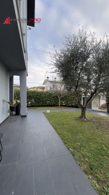 In una delle zone residenziali più apprezzate di Zanè (VI) proponiamo appartamento bicamere al pi...