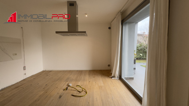 In una delle zone residenziali più apprezzate di Zanè (VI) proponiamo appartamento bicamere al pi...