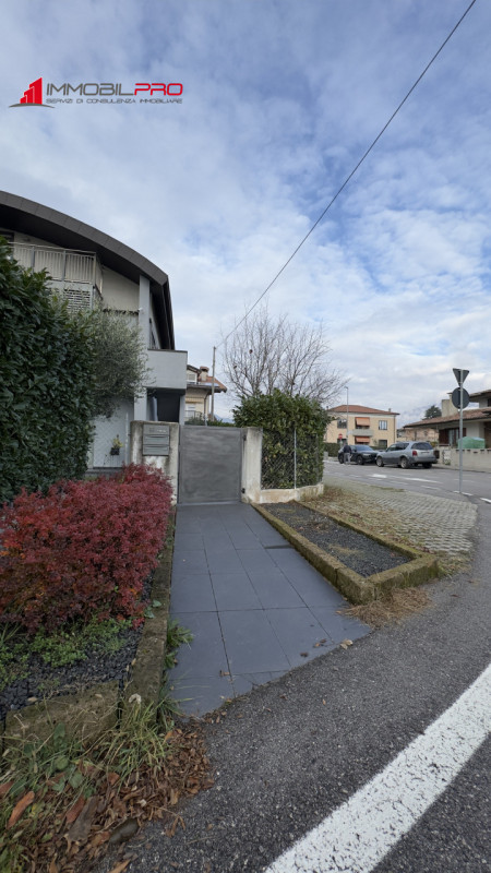 In una delle zone residenziali più apprezzate di Zanè (VI) proponiamo appartamento bicamere al pi...