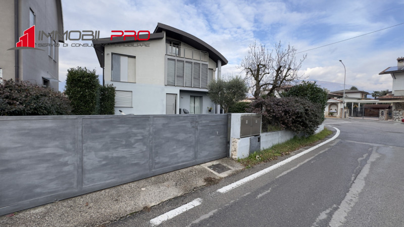 In una delle zone residenziali più apprezzate di Zanè (VI) proponiamo appartamento bicamere al pi...