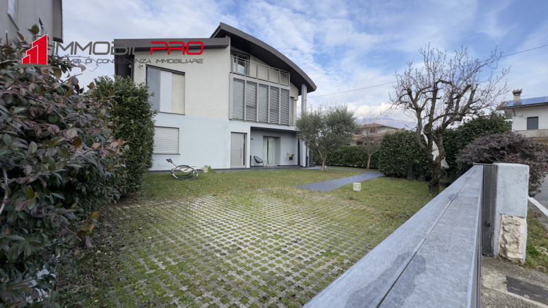 In una delle zone residenziali più apprezzate di Zanè (VI) proponiamo appartamento bicamere al pi...