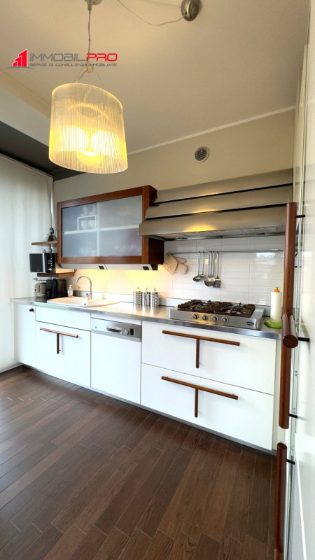 Nel cuore di Zanè (VI) proponiamo una soluzione residenziale introvabile: un appartamento duplex ...