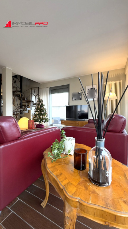 Nel cuore di Zanè (VI) proponiamo una soluzione residenziale introvabile: un appartamento duplex ...