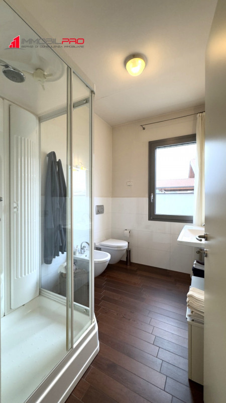 Nel cuore di Zanè (VI) proponiamo una soluzione residenziale introvabile: un appartamento duplex ...