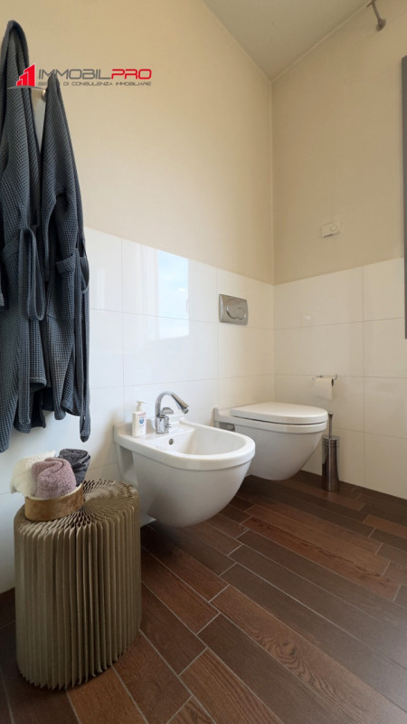 Nel cuore di Zanè (VI) proponiamo una soluzione residenziale introvabile: un appartamento duplex ...