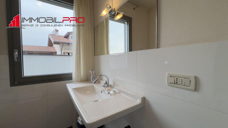 Nel cuore di Zanè (VI) proponiamo una soluzione residenziale introvabile: un appartamento duplex ...