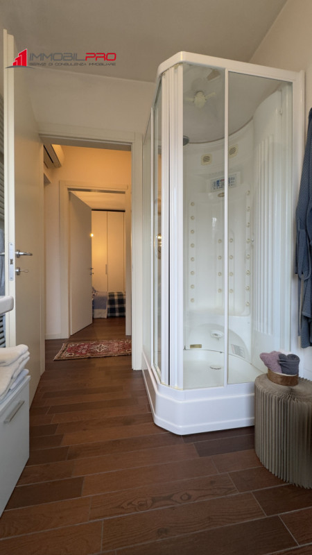 Nel cuore di Zanè (VI) proponiamo una soluzione residenziale introvabile: un appartamento duplex ...