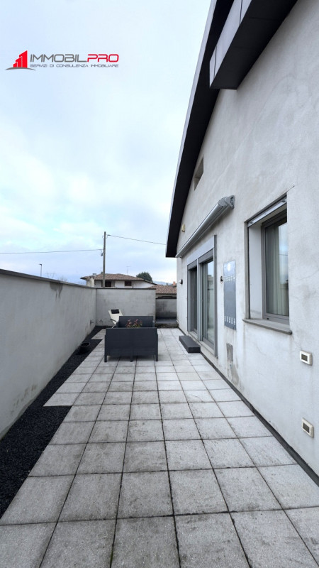 Nel cuore di Zanè (VI) proponiamo una soluzione residenziale introvabile: un appartamento duplex ...