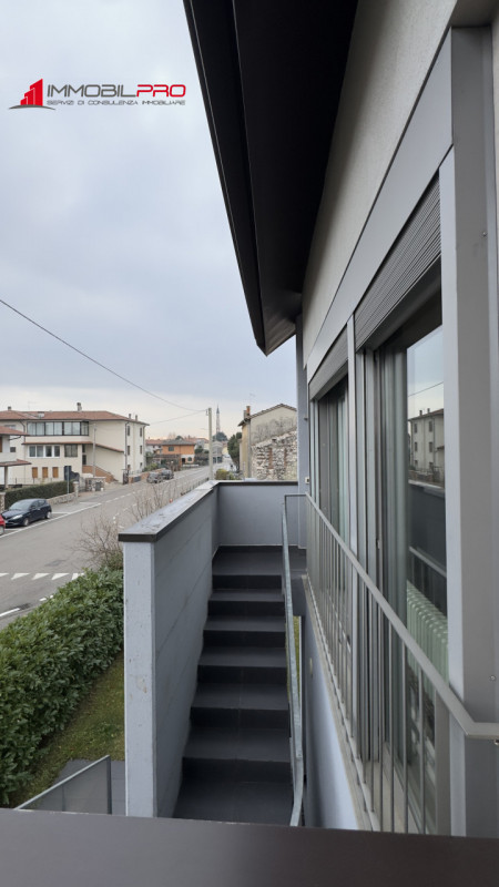 Nel cuore di Zanè (VI) proponiamo una soluzione residenziale introvabile: un appartamento duplex ...