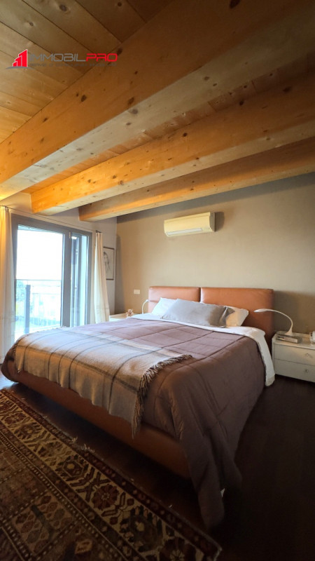 Nel cuore di Zanè (VI) proponiamo una soluzione residenziale introvabile: un appartamento duplex ...