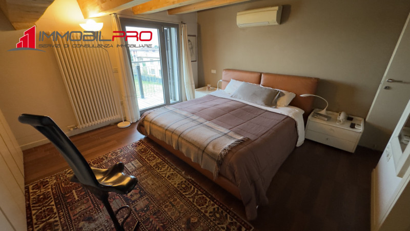 Nel cuore di Zanè (VI) proponiamo una soluzione residenziale introvabile: un appartamento duplex ...