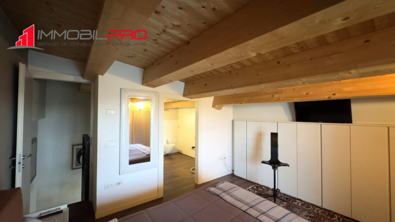 Nel cuore di Zanè (VI) proponiamo una soluzione residenziale introvabile: un appartamento duplex ...