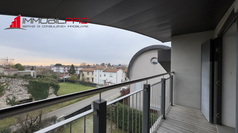 Nel cuore di Zanè (VI) proponiamo una soluzione residenziale introvabile: un appartamento duplex ...