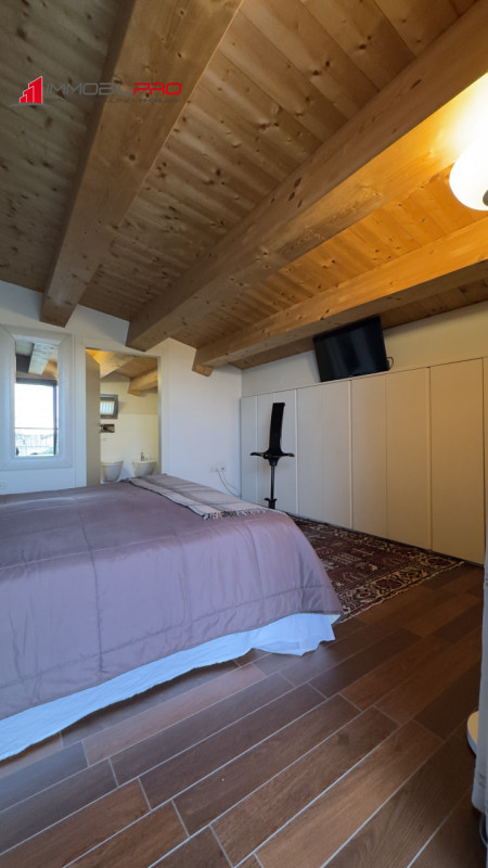 Nel cuore di Zanè (VI) proponiamo una soluzione residenziale introvabile: un appartamento duplex ...