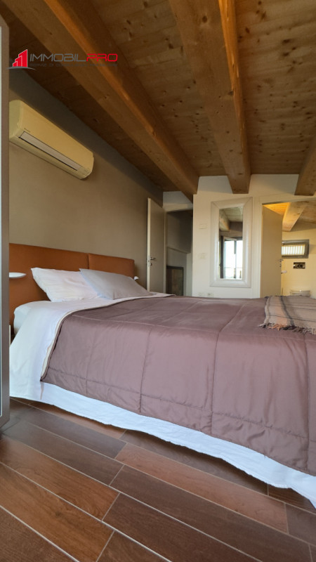 Nel cuore di Zanè (VI) proponiamo una soluzione residenziale introvabile: un appartamento duplex ...