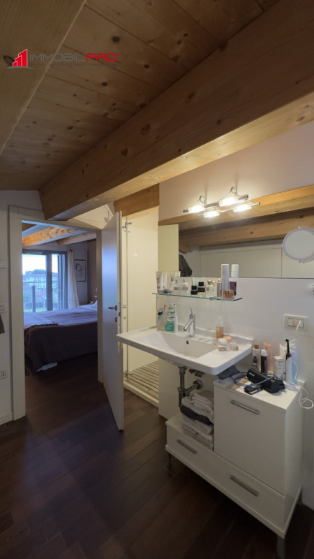 Nel cuore di Zanè (VI) proponiamo una soluzione residenziale introvabile: un appartamento duplex ...