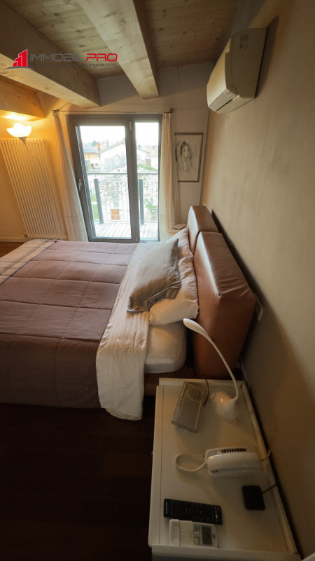 Nel cuore di Zanè (VI) proponiamo una soluzione residenziale introvabile: un appartamento duplex ...