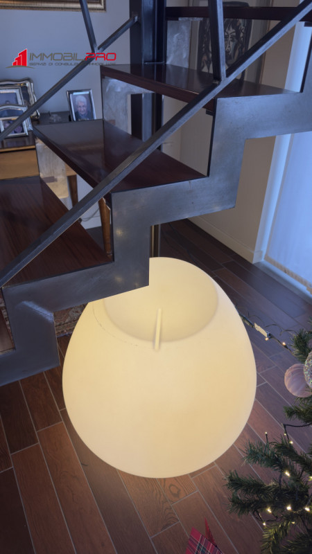 Nel cuore di Zanè (VI) proponiamo una soluzione residenziale introvabile: un appartamento duplex ...