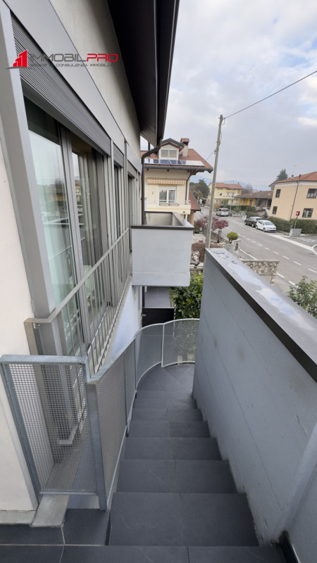 Nel cuore di Zanè (VI) proponiamo una soluzione residenziale introvabile: un appartamento duplex ...