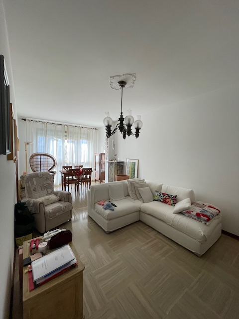 Padova-Sacro Cuore: Vendesi in piccolo contesto abitativo, ampio appartamento composto di: ingres...