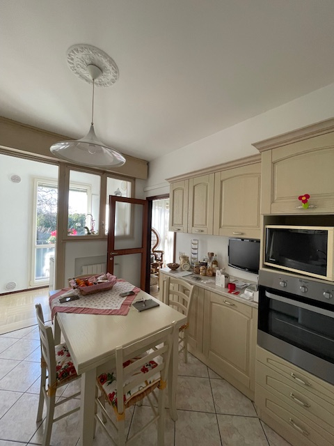 Padova-Sacro Cuore: Vendesi in piccolo contesto abitativo, ampio appartamento composto di: ingres...