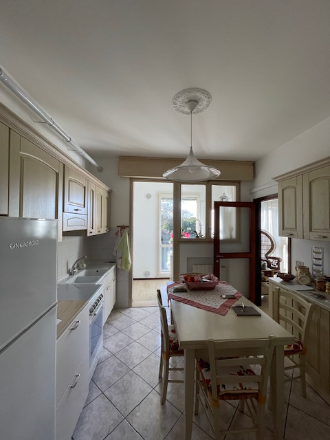 Padova-Sacro Cuore: Vendesi in piccolo contesto abitativo, ampio appartamento composto di: ingres...