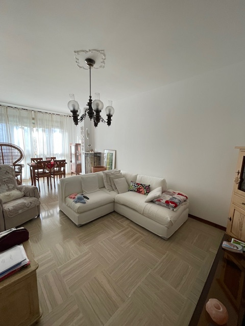 Padova-Sacro Cuore: Vendesi in piccolo contesto abitativo, ampio appartamento composto di: ingres...